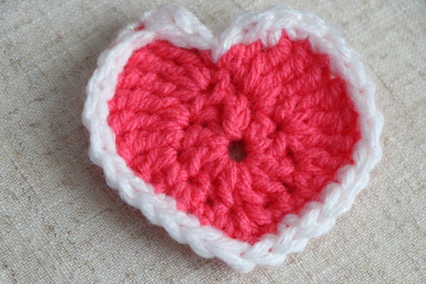 How to crochet a hearts with a border. A beginner's guide to crocheting hearts.