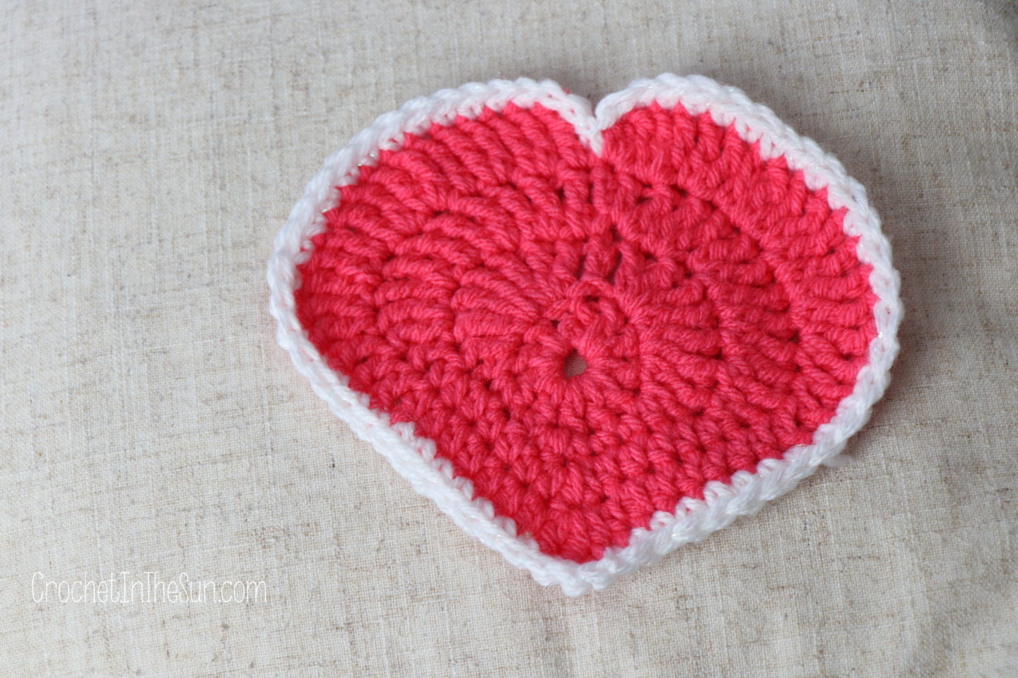 How to crochet a hearts with a border. A beginner's guide to crocheting hearts
