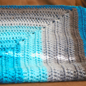 How to crochet a double crochet blanket. Beginner friendly crochet blanket with a super simple pattern, easy to follow #crochet #crochetblankets