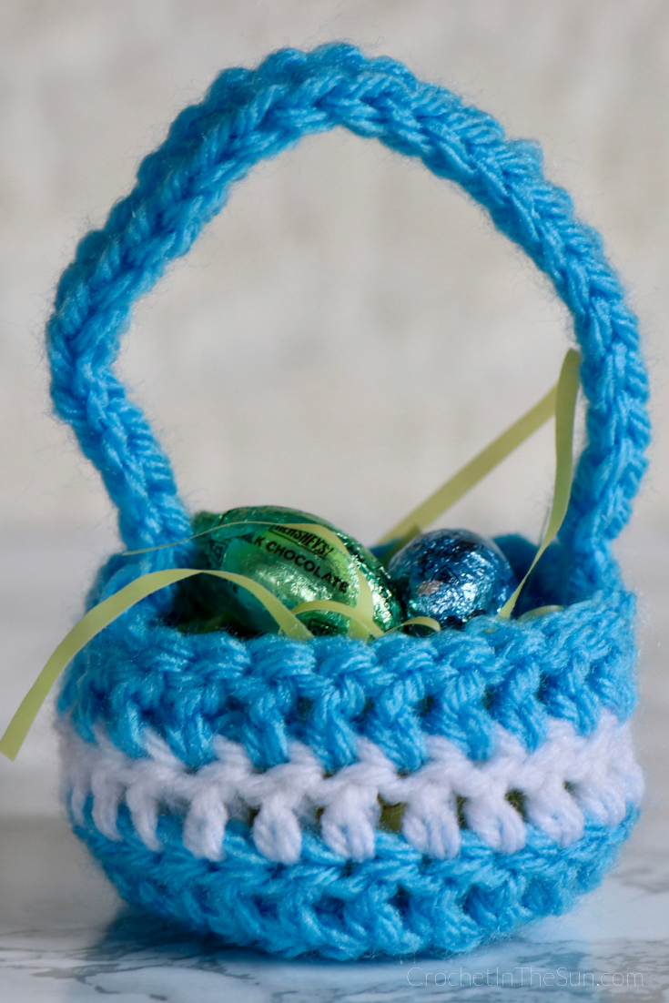 Beautiful easter basket made with the free patter! To make this design, do rounds 1-3 an 5 in blue and round 4 in white. Free crochet easter basket pattern #crochet #easter