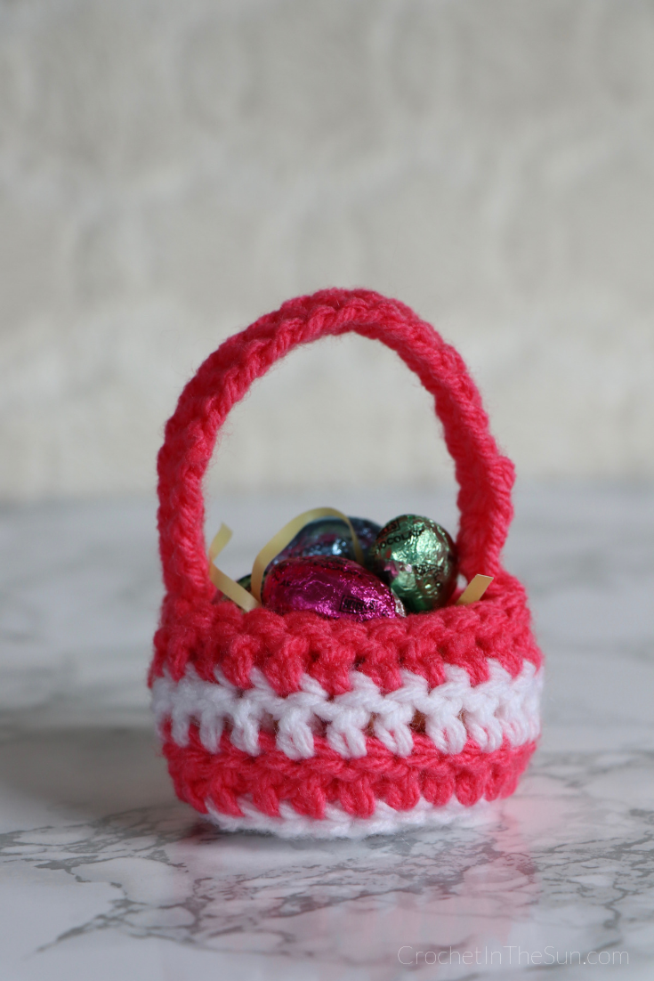 We used the free easter basket crochet pattern on the blog, and made this design by using white yarn for rounds 1,2, and 4 and rounds 3 and 5 in pink. Used Loops and Threads Impeccable yarn for both. Beginner friendly! #crochet #easter