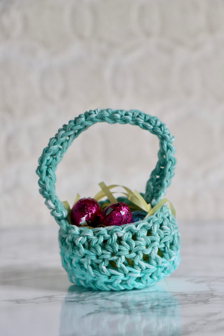 This gorgeous Easter basket was crocheted using Peaches n Creme Yarn for all 5 rounds. Free crochet easter basket pattern #crochet #easter