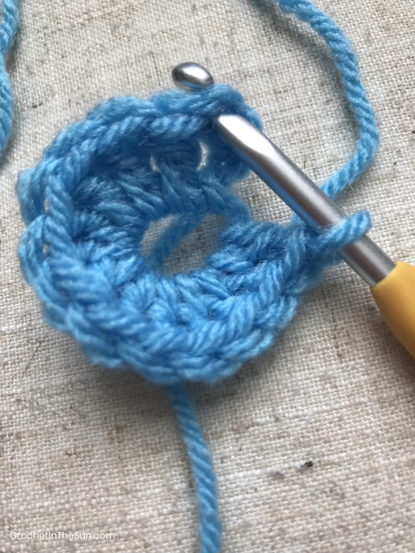 Where to insert the hook - slip stitch to finish the magic circle. #crochet #crochetinthesun #howtocrochet #crochettutorial #crochetforbeginners