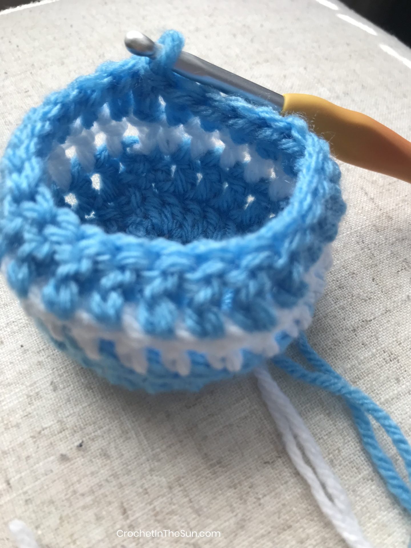 How to make the handle of the basket. (Don't fasten off) Use this yarn to start the chain for the handle. #crochet #crochetinthesun #howtocrochet #crochettutorial #crochetforbeginners