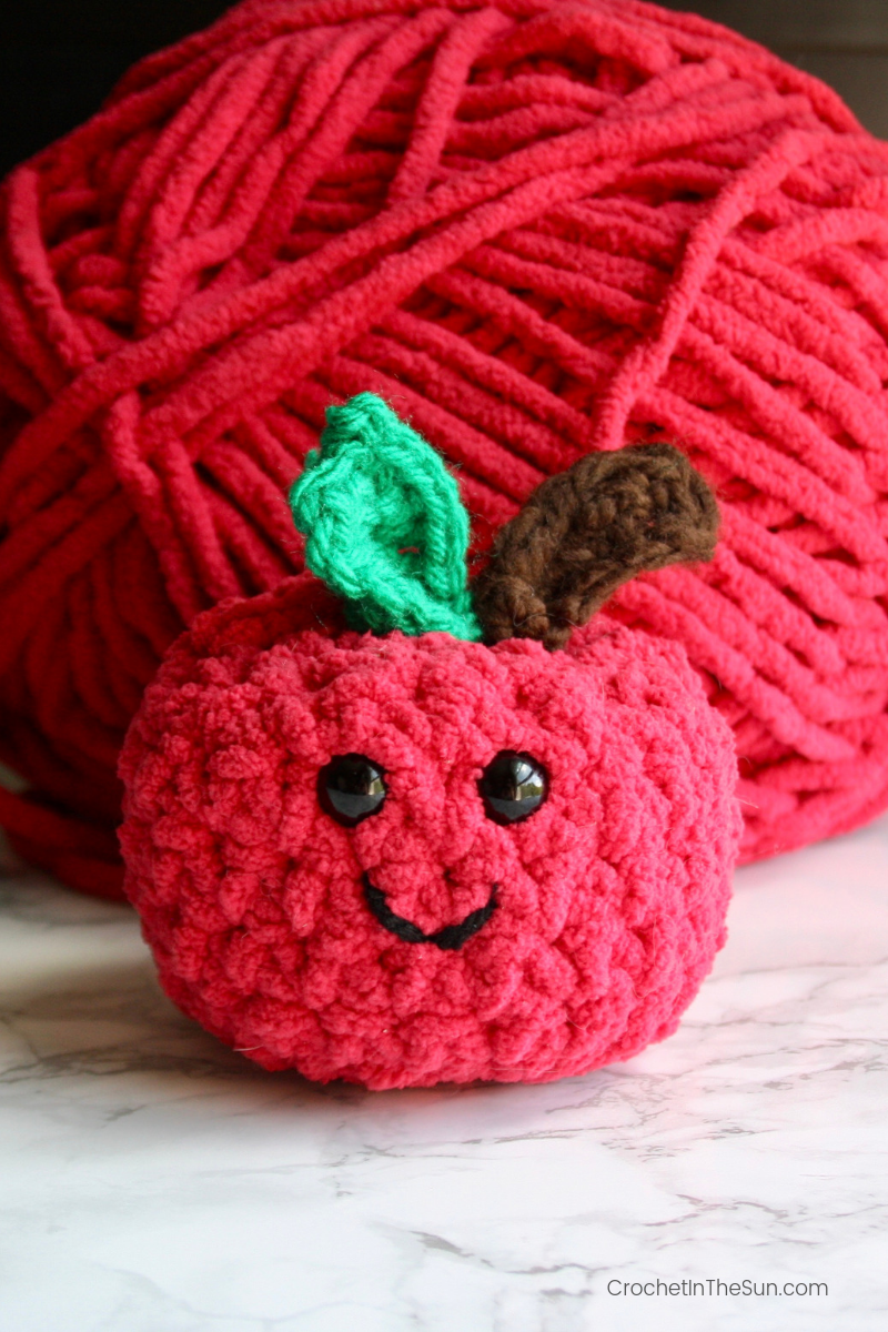 Easy crochet apple pattern. This crochet pattern is free, beginner friendly, and is the perfect teacher gift idea! #crochet #crochetinthesun #easycrochet