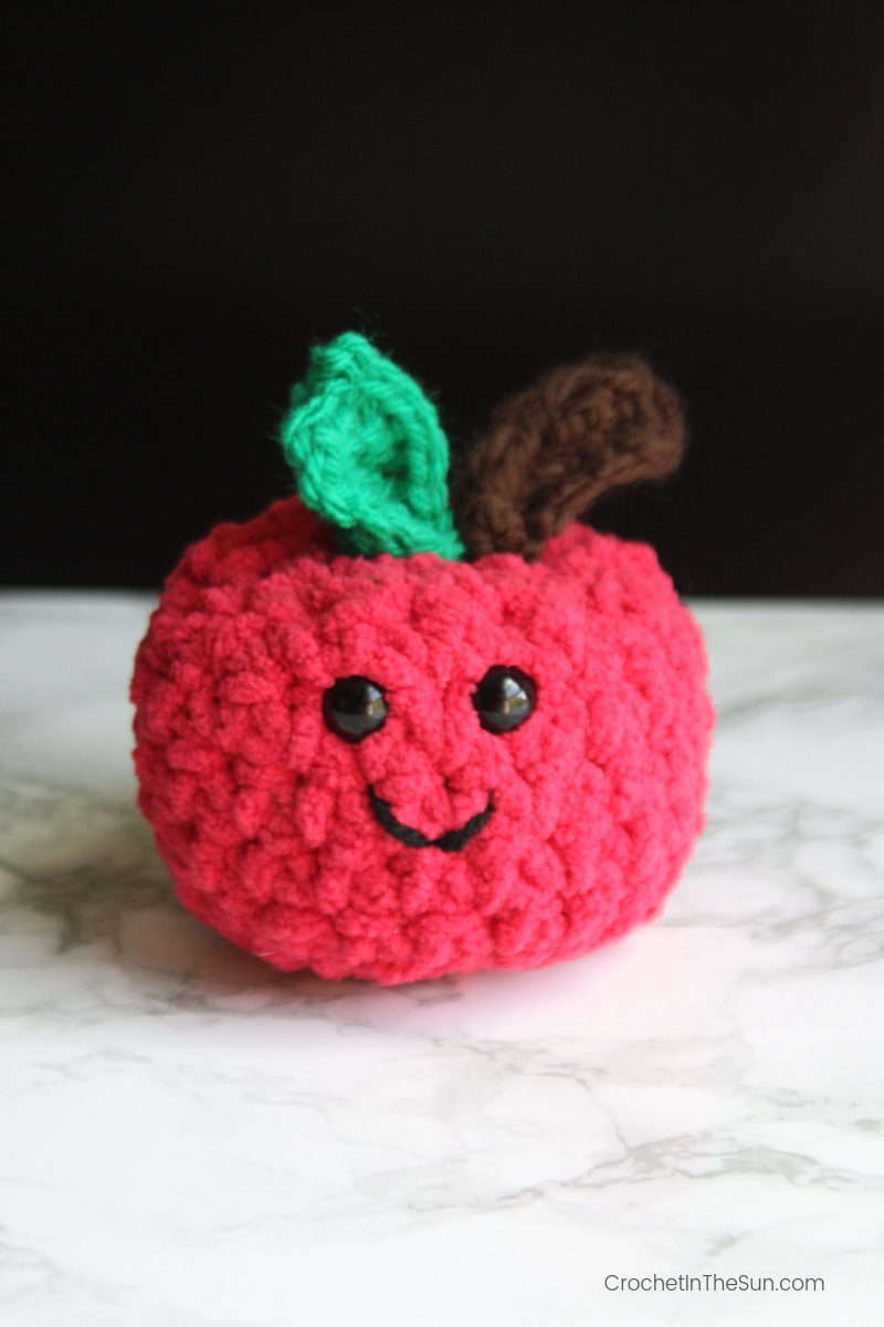 Easy crochet apple. This free crochet pattern is beginner friendly and perfect for teacher gifts! #crochet #crochetinthesun #easycrochet #crochetgifts
