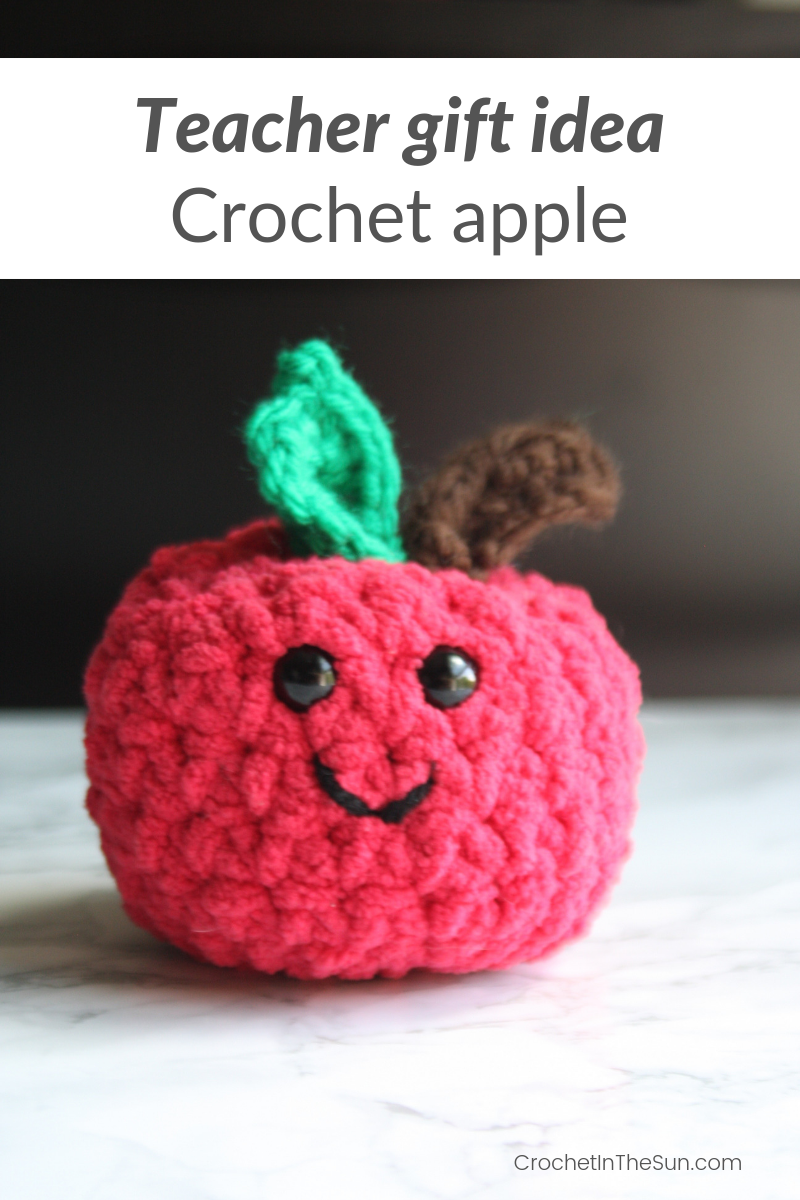 What a cute and easy crochet apple! This free crochet pattern is beginner friendly and perfect for teacher gifts. #crochet #crochetinthesun #easycrochet