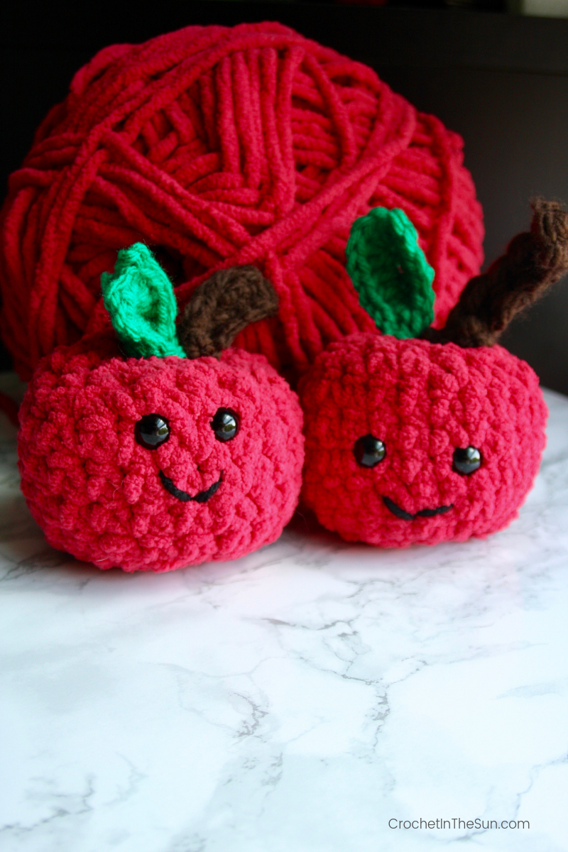 Here are the 2 apples I worked up, you can see the difference in size in the stems and leaves. This uses a free and easy crochet pattern. #crochet #crochetinthesun #easycrochet