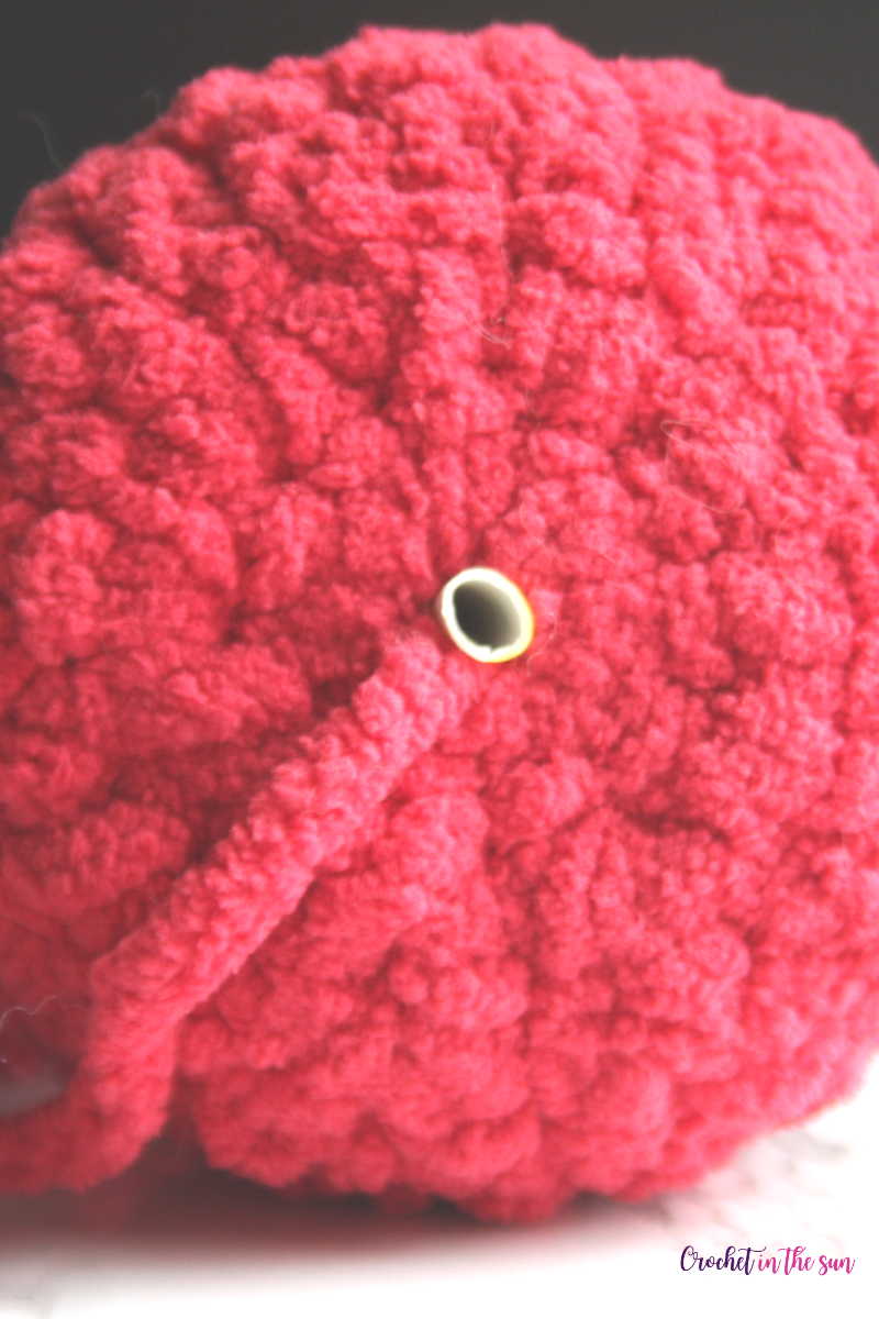 Amigurumi tip for beginner crochet: This is what the bottom of your amigurumi should look like before you pull the needle through the "straw tunnel". #amigurumi #crochet #howtocrochet #crochetinthesun #beginnercrochet