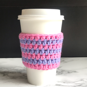 Pink and purple cup cozy. Free pattern on the blog. 30 minute cup cozy is great for beginners.