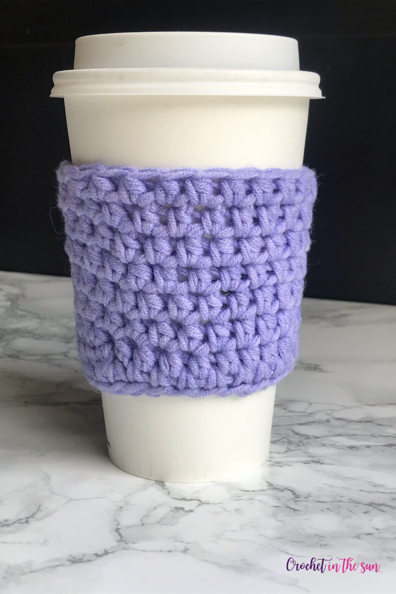 Lavender / purple cup cozy. Free pattern on the blog. 30 minute cup cozy is great for beginners. #crochet #crochetforbeginners