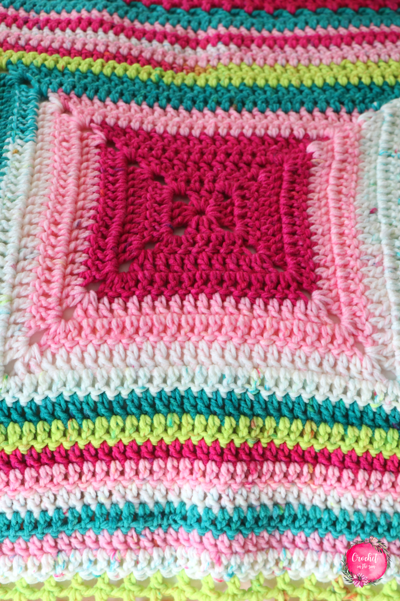 Free crochet Baby Blanket pattern. This quick and easy crochet blanket pattern works up fast with super bulky yarn, and is a great project for beginners! #crochetblanket #crochet