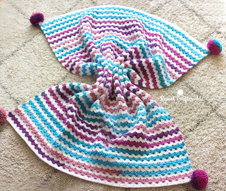 What crochet projects look nice with self striping yarn? This crochet blanket was made using Caron Chunky Cakes with white yarn (alternating). This pattern is free and easy, and works up to be a lovely blanket! #crochet #crochetblanket