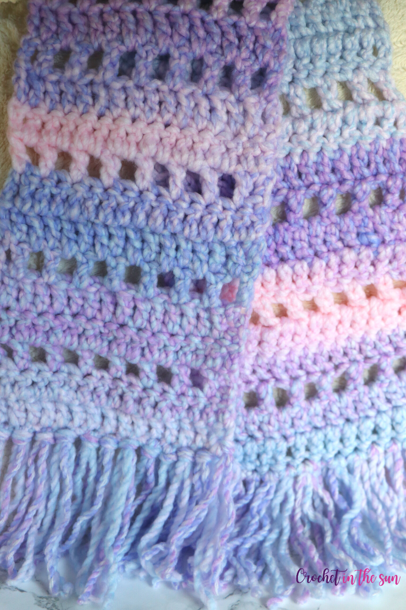 Beautiful crochet scarf. This crochet scarf pattern is simply and beginner friendly, and only uses the double crochet stitch! #crochet #crochetforbeginners 