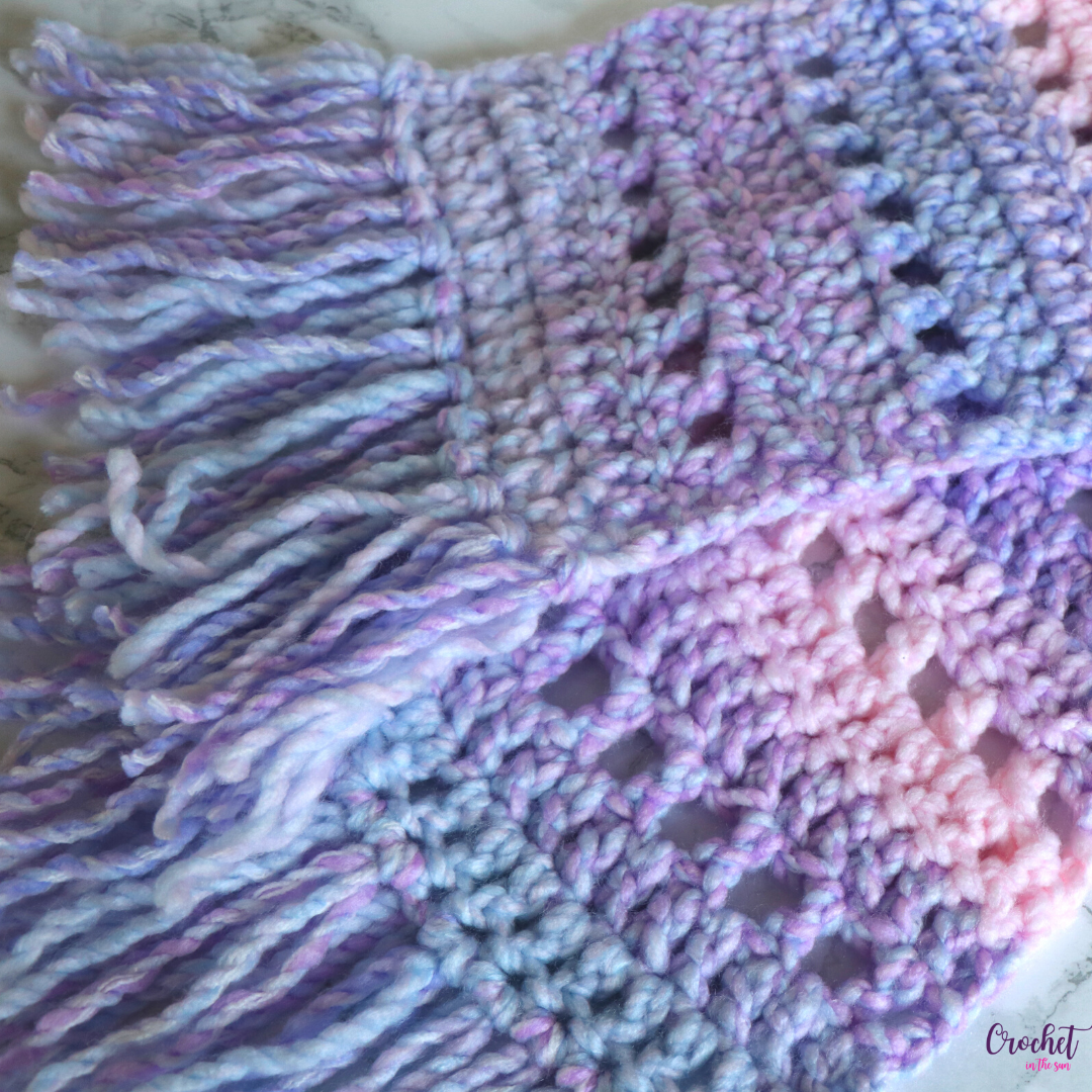 Beautiful crochet scarf pattern. This crochet pattern is simple and beginner friendly, and only uses the double crochet stitch! #crochet #easycrochet