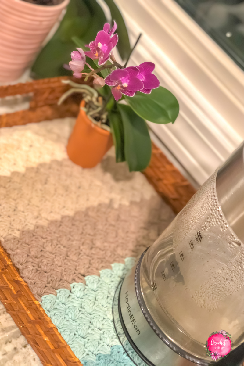 Free and easy crochet dish cloth pattern. This was made using Caron Cotton cakes. How pretty does this look!