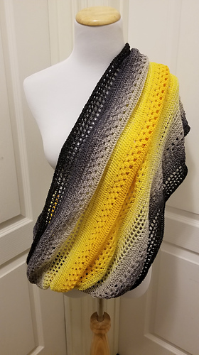 Crochet patterns that look great with self striping yarn! Here the Scheepjes Whirl used with the Giana Mobius Scarf pattern.