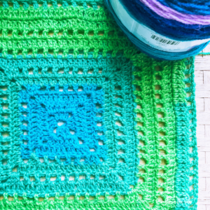 Free and easy crochet blanket pattern. Clear photo tutorial and written tutorial makes this pattern very beginner friendly
