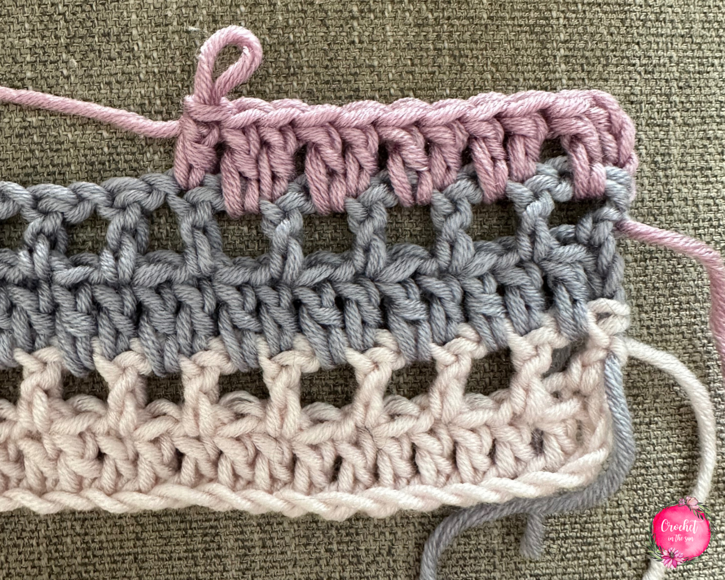 1-hour cowl crochet pattern: Row 6. Free and easy crochet pattern - grab it and make your crochet cowl today!