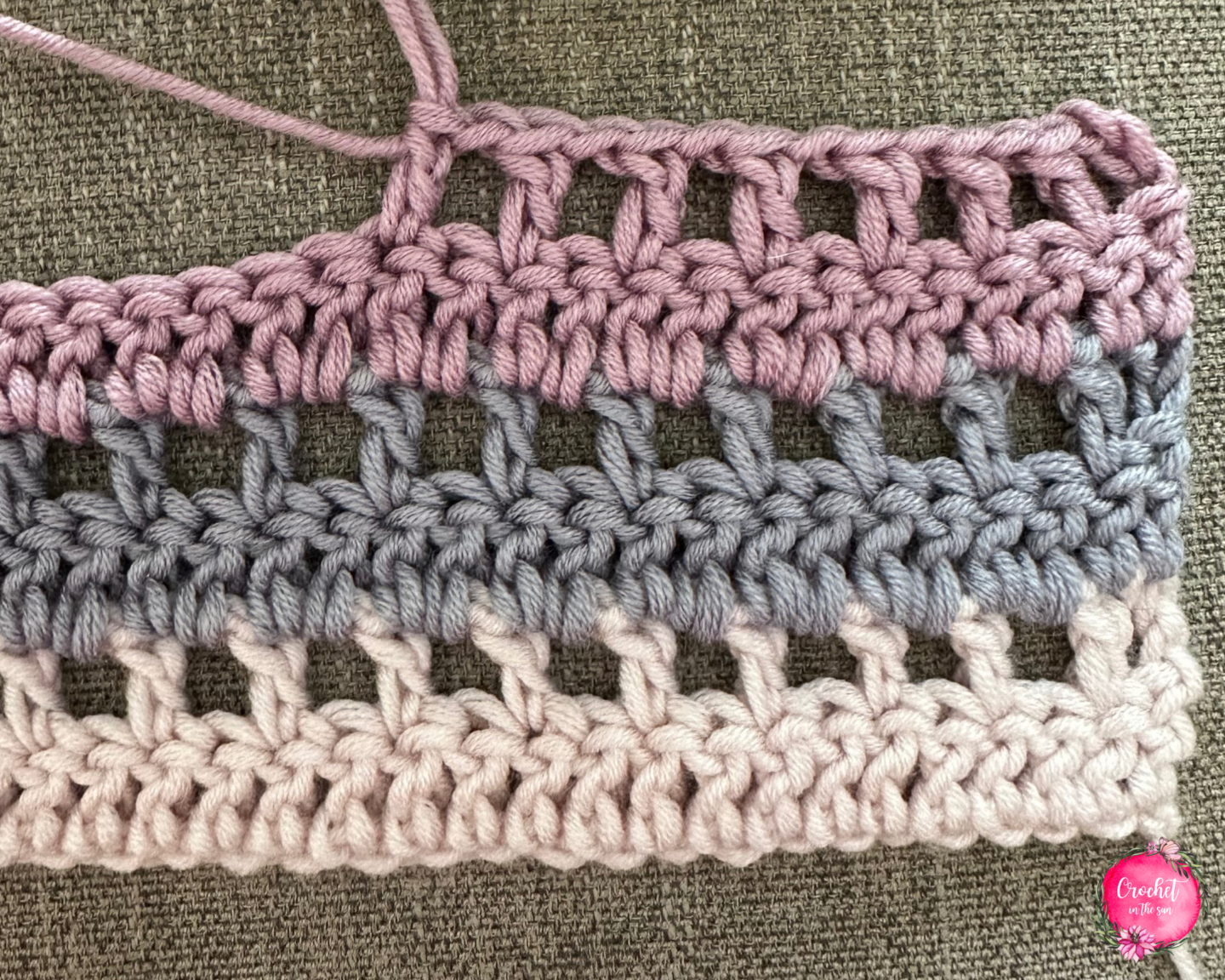 1-hour cowl crochet pattern: Row 7. Free and easy crochet pattern - grab it and make your crochet cowl today!