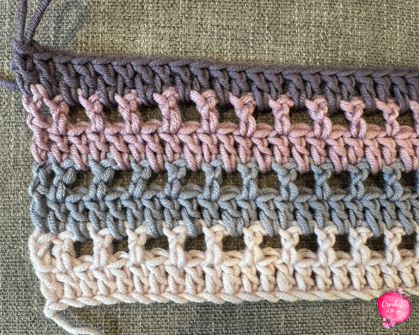 1-hour cowl crochet pattern: Row 8. Quick and easy crochet cowl pattern - grab it and make your crochet scarf today!