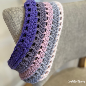 Perfect winter project! Make your own 1-hour cowl! This project is free and beginner friendly. Find this pattern on Etsy or the blog.