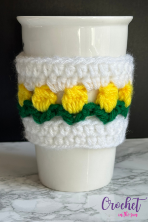 Crochet tulip cup cozy featuring the crochet puff stitch! The puff stitch adds the perfect soft texture to this cup cozy! Beginner-friendly and easy to learn